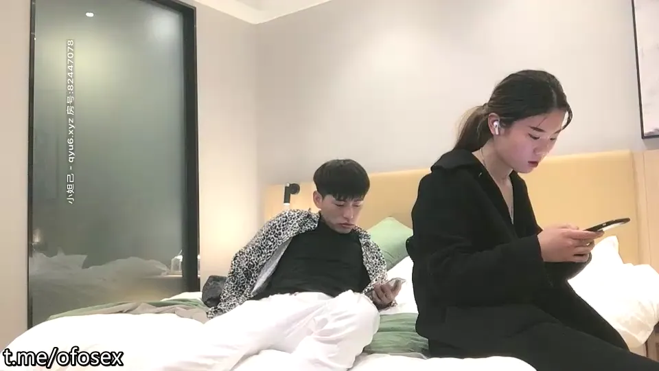 有男朋友黑色长裙妹子