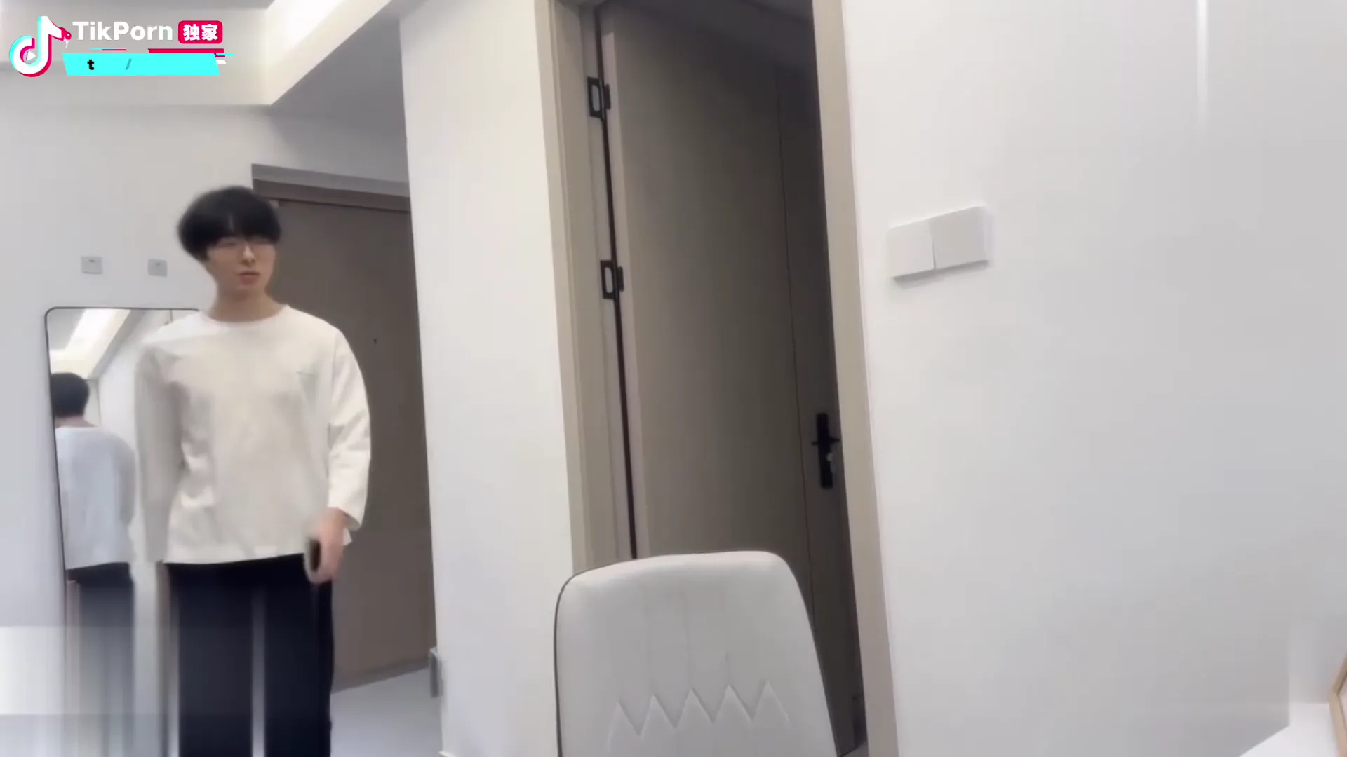 内射户外露出的妹妹，妹妹拿个快递顺便在楼梯间解决一下自己的需求