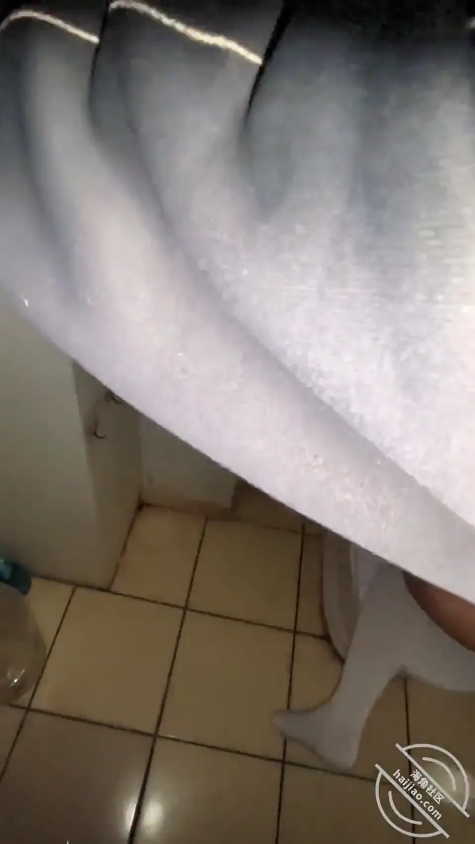 #我与侄女的虐恋 #母狗 #SM 那天早上我循着飘散出的水蒸气，透过她冲澡时虚掩着的门，看到了那一抹被水雾覆盖住的玻璃下，令我怦然心动的模糊身影……