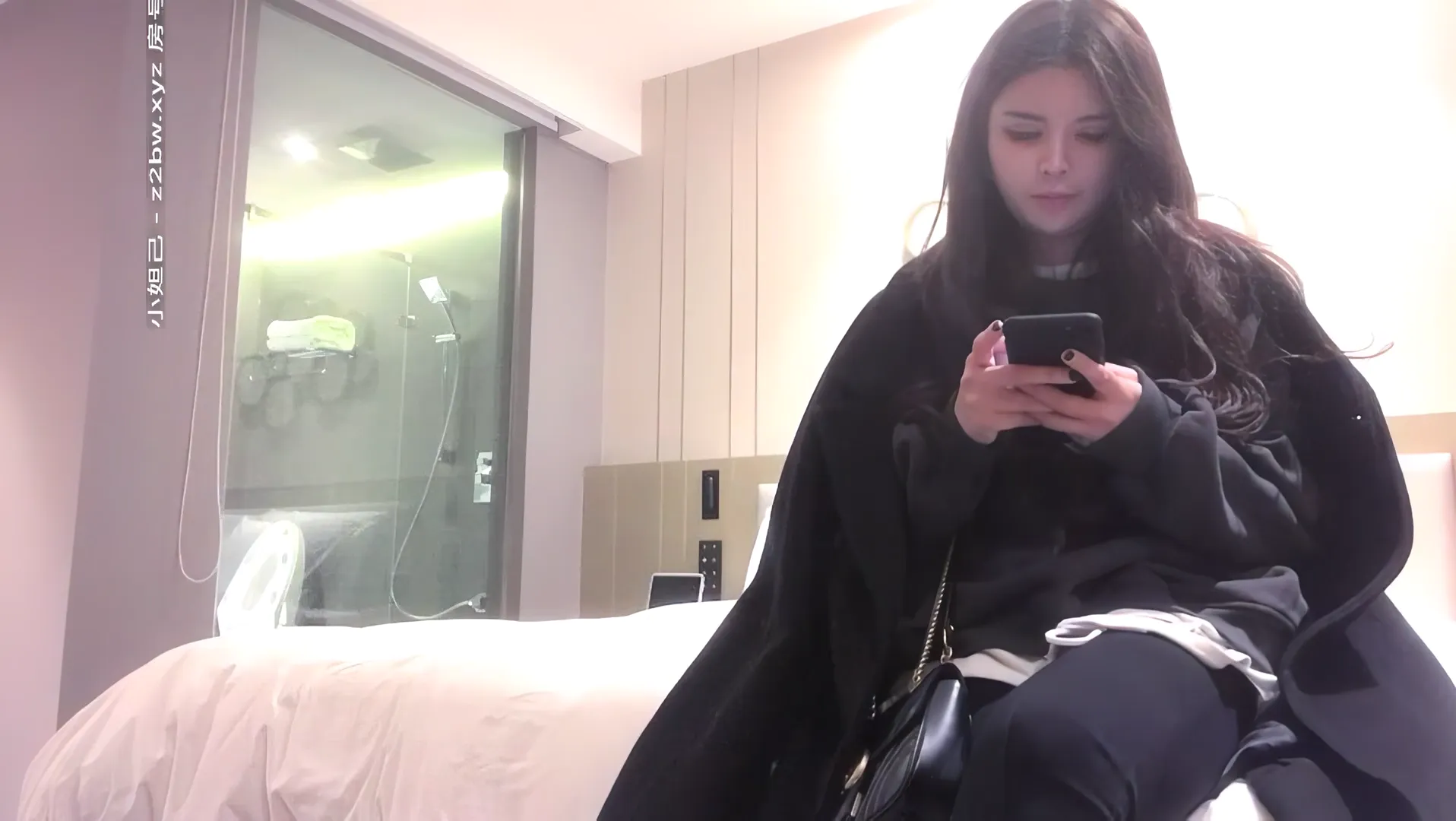 约了个颜值不错黑衣妹子酒店啪啪，洗完澡口交舔弄上位骑坐自己动猛操