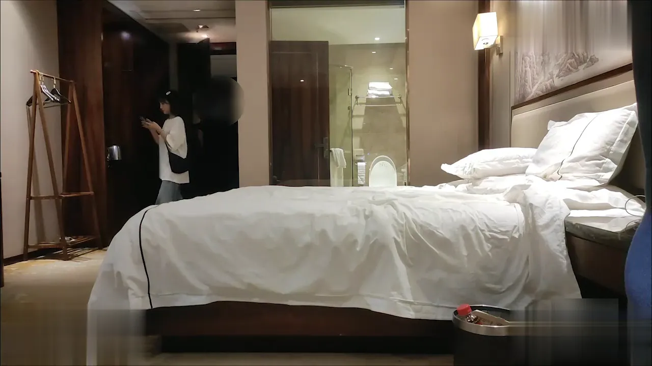 巨乳大学生兼职妹，妹子幽默分享第一次经历