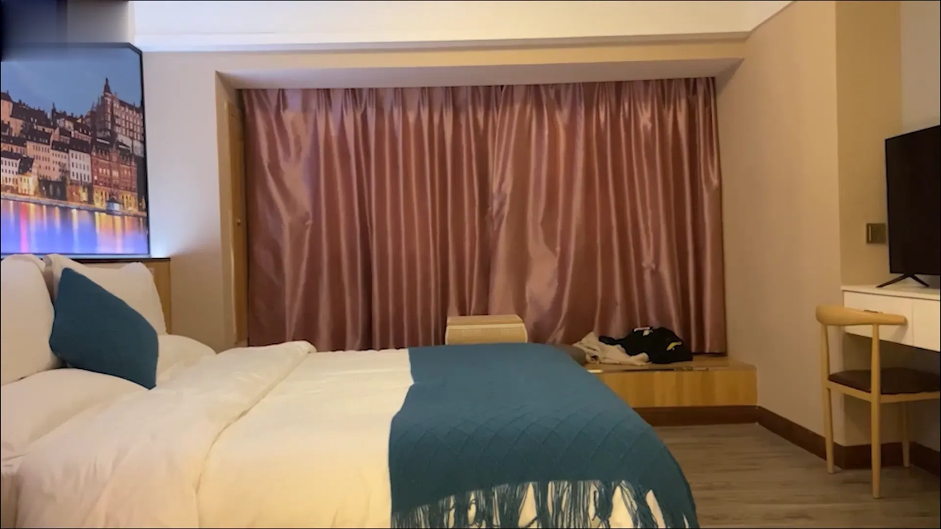 約外圍模特身材肉感美女被花言巧語忽悠妹子開燈做愛拔套插入
