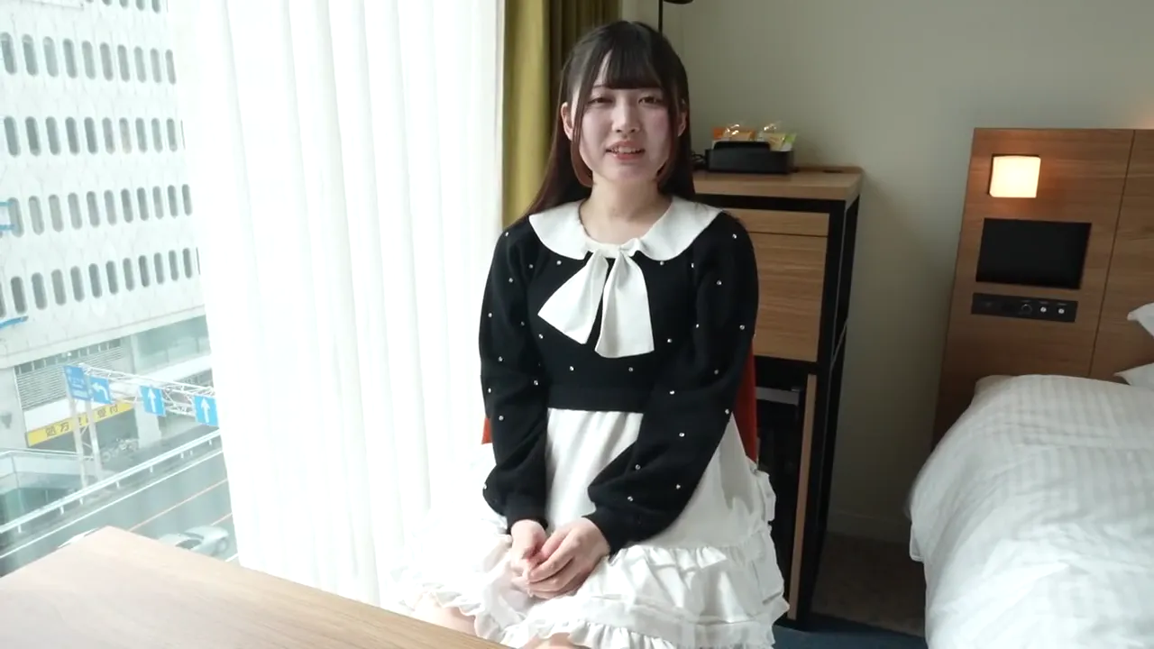 一位19岁，皮肤白皙，身材如同写真偶像般完美的少女。她极其敏感的身体在猛烈的抽插下反复达到高潮，痉挛不止。“我喜欢深插……！”当他射精在她紧致、充满爱液的阴道里时，她说道。