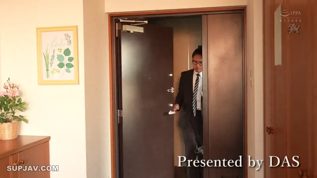 虽然讨厌但还是舔着肉棒,下流又美味地持续吸吮的已婚人妻。