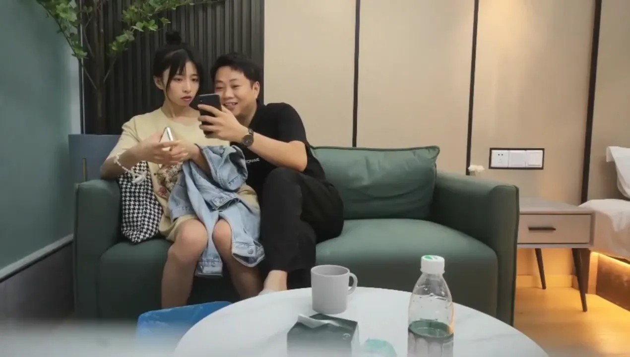 青春美少女80多斤纖細美腿高清拍攝超近視角騎乘抽插站立後入