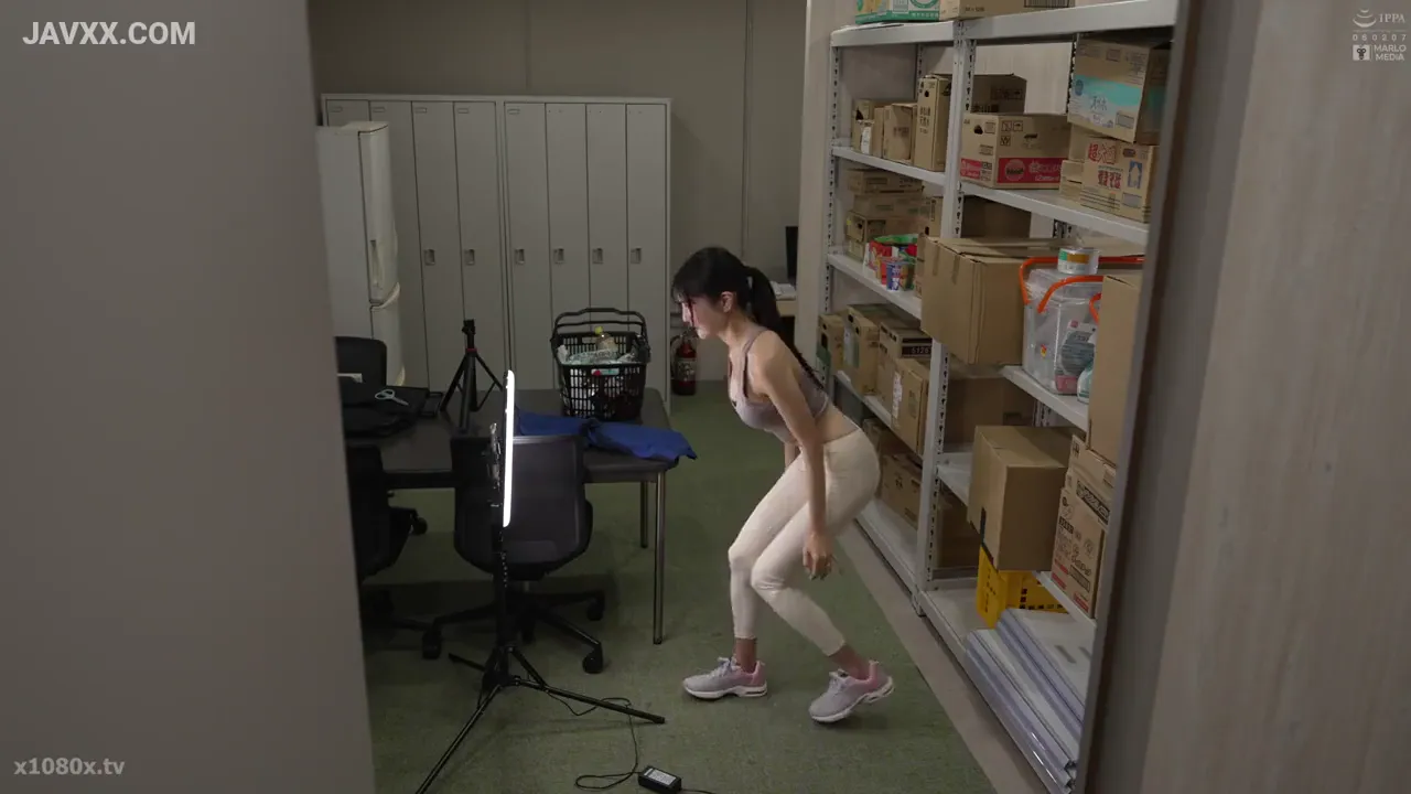 身穿瑜伽裤的妻子,深夜在便利店被诱惑和腐蚀,在性爱过程中体验到强烈的性高潮。