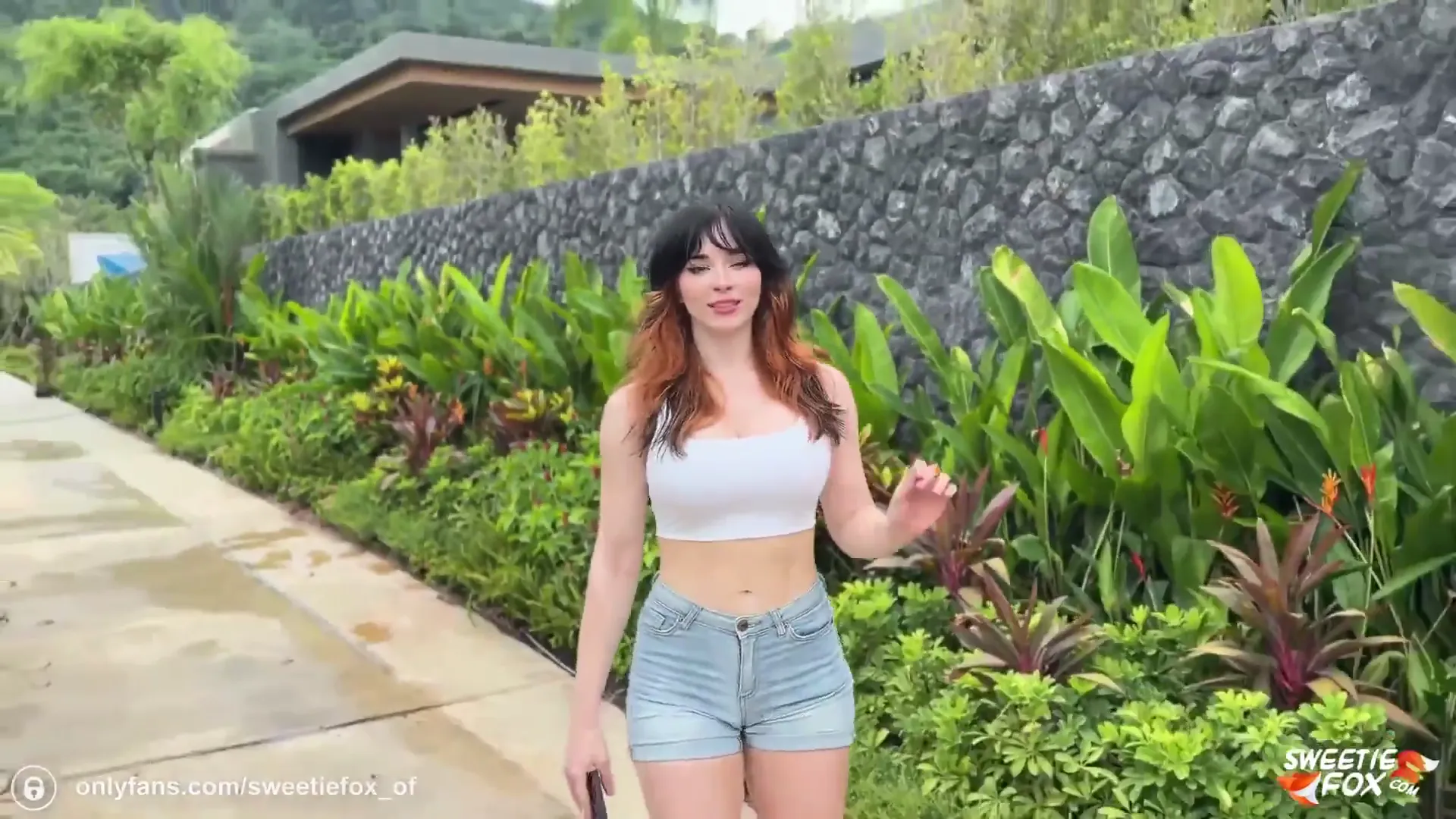 漂亮甜心狐狸 SweetieFox 身材丰满大肥臀深喉吃鸡 大奶美女来家里借充电然后被大鸡吧狠狠地操了 内射粉穴