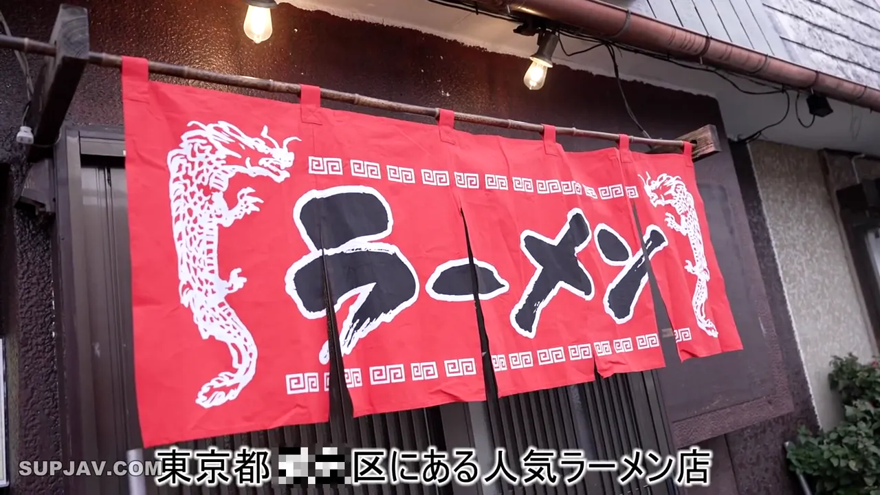 为了重现已故祖父的味道……在男性云集的世界里,一名见习生每日忍受着日常的性骚扰,在拉面店中磨炼技艺。一日工作16小时,时薪1,175日元(加班费另计)