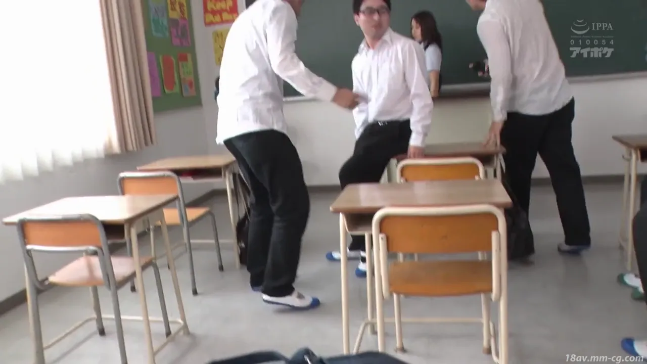 偷偷露出内裤诱惑我的老师 相泽南
